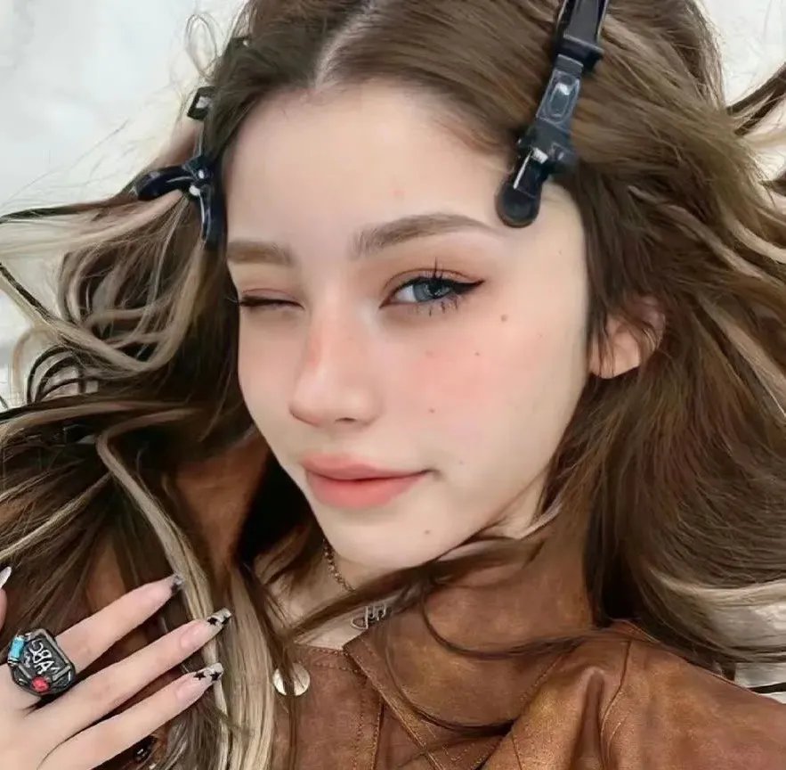 Qros之女以独家新闻为名的疯狂